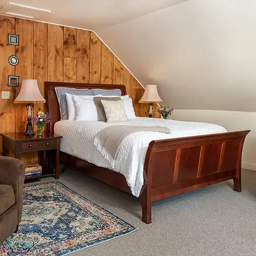Williams Suite queen bedroom at Hyde Away Inn, Vermont lodging near Sugarbush ski resort