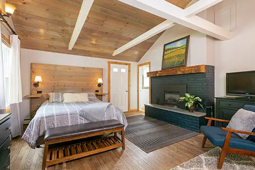 Fireplace Room with gas fireplace, queen bed and tri-bunk at Hyde Away Inn Waitsfield VT