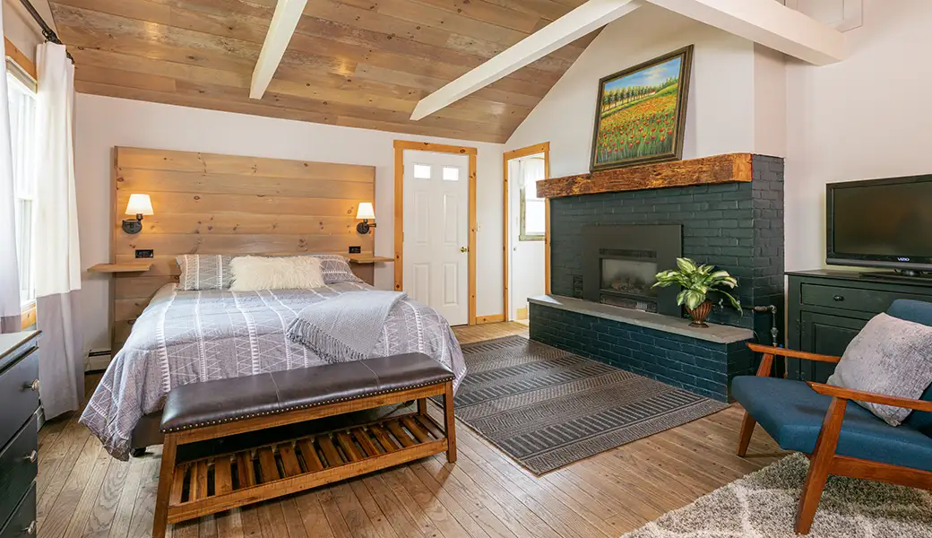 Cozy fireplace room lodging at Hyde Away Inn, Waitsfield Vermont near Sugarbush ski resort
