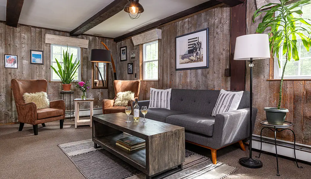 Hyde Away Lodging - Living Room