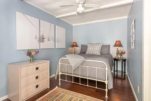 M3 porch room with double bed and outside entrance at Hyde Away Inn, Waitsfield Vermont