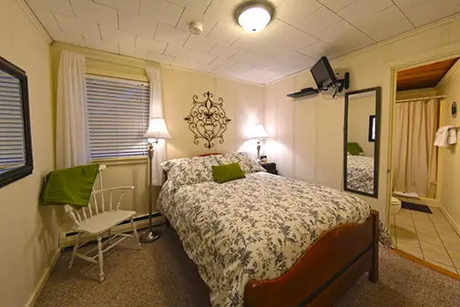 W2 double bed room off the living room at Hyde Away Inn Vermont ski lodge