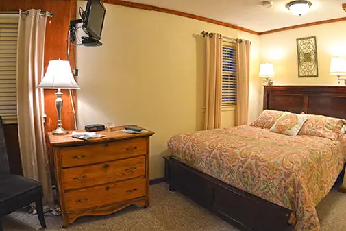W3 queen bed and bunk room off the living room at Hyde Away Inn, ideal for families