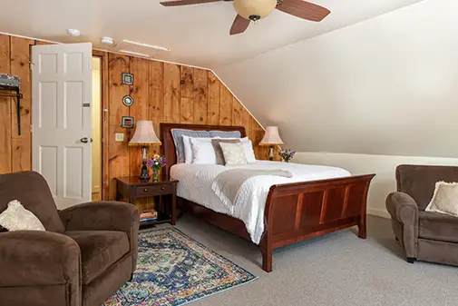 Williams Suite queen bedroom at Hyde Away Inn, Vermont lodging near Sugarbush ski resort
